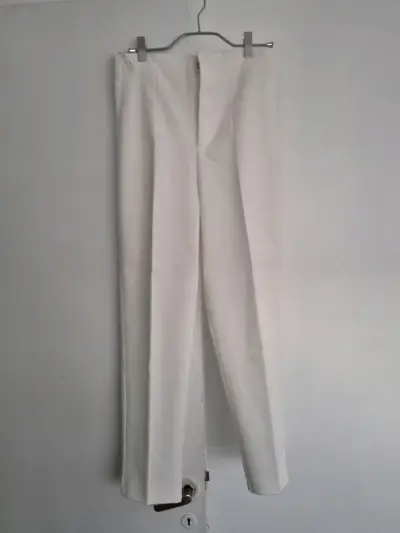 Pantalones blancos elegantes para mujer - miniatura 3