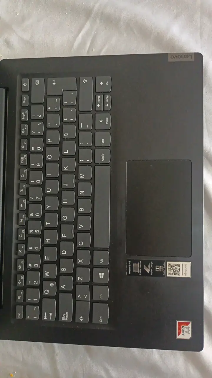 Laptop Lenovo Ideapad S145 con AMD A4 - 4
