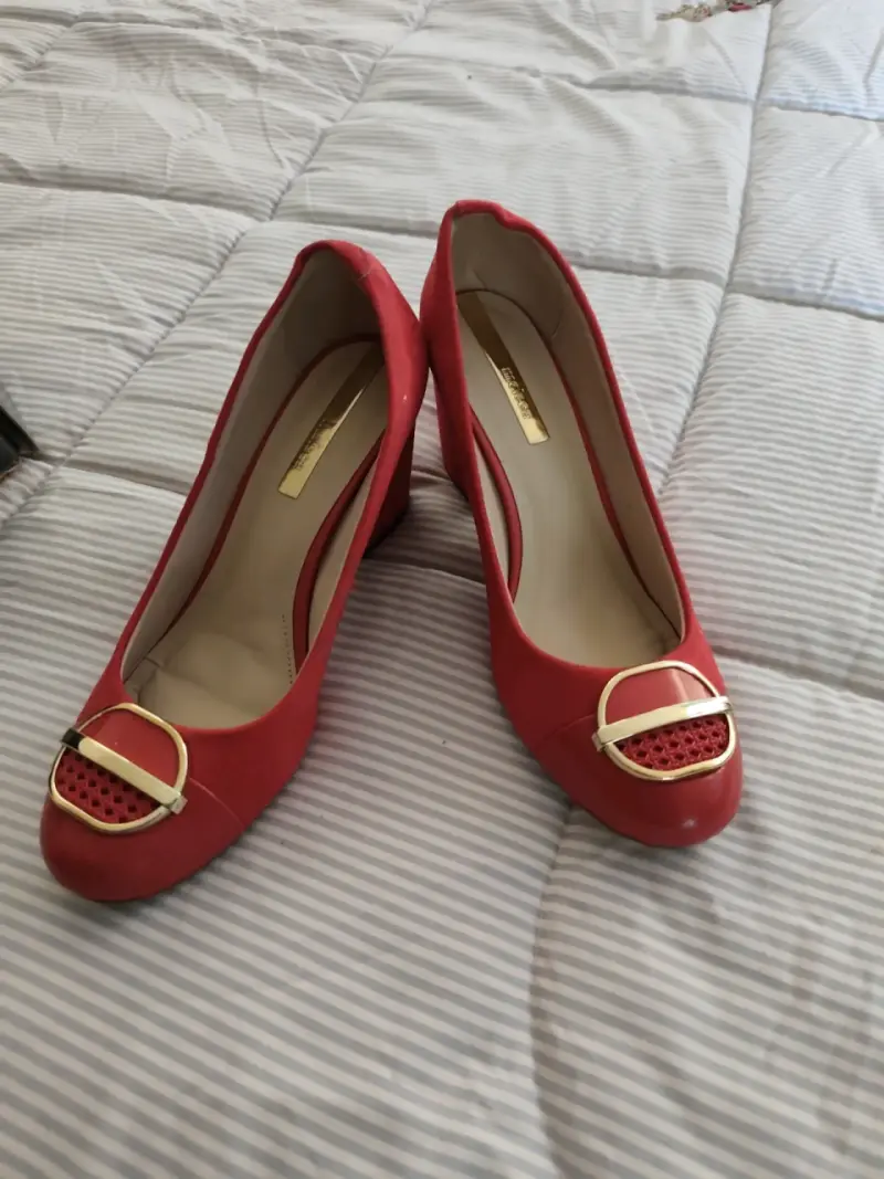 Zapatos de tacón rojo con detalle dorado
