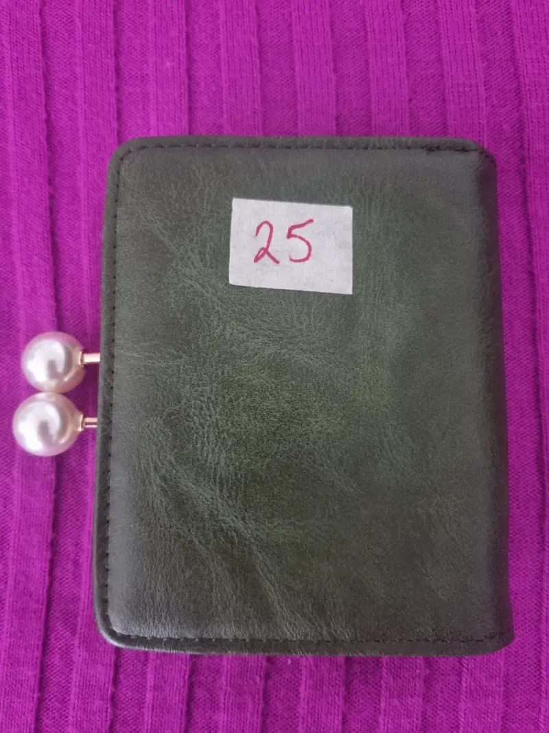 Billetera mediana con perlas decorativas - 1