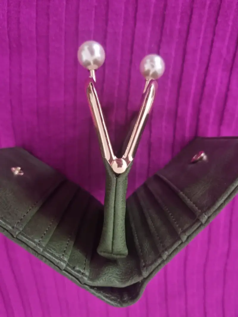 Billetera mediana con perlas decorativas - 3