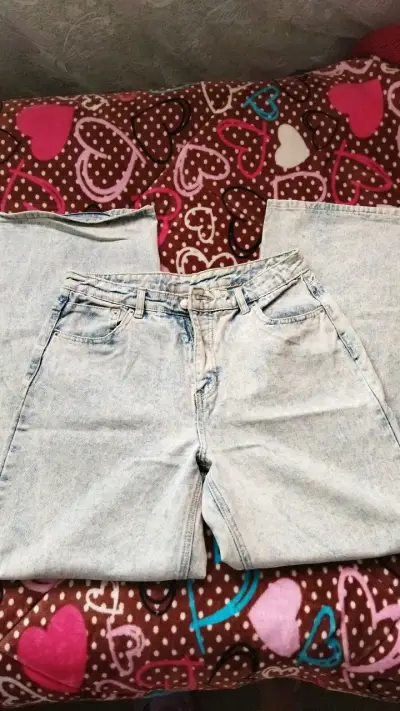 Jeans de mezclilla azul claro para mujer - miniatura 1