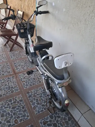 Bicicleta eléctrica con canasto y espejos retrovisores - miniatura 1
