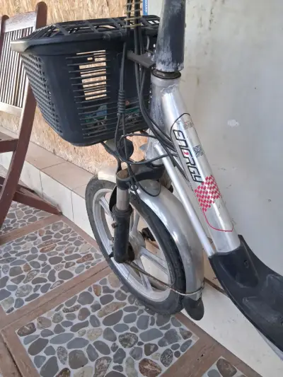 Bicicleta eléctrica con canasto y espejos retrovisores - miniatura 3