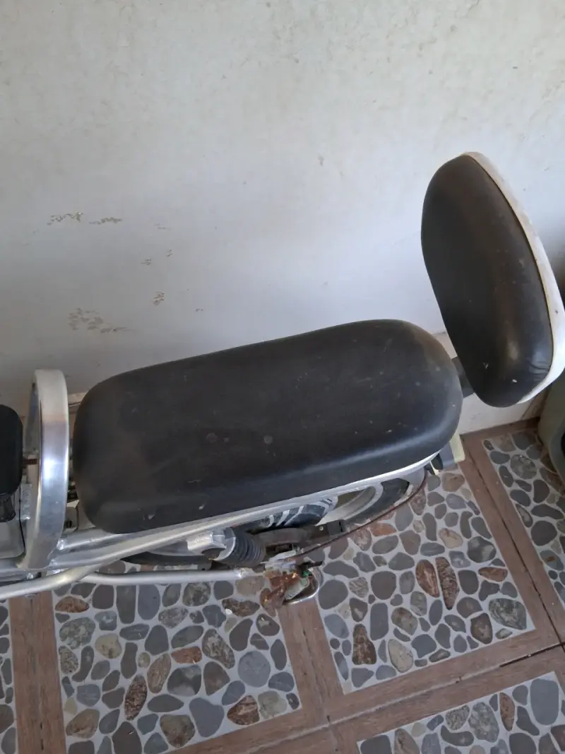Bicicleta eléctrica con canasto y espejos retrovisores - 5