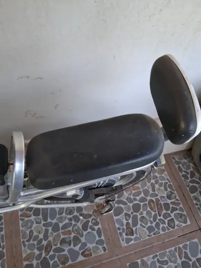 Bicicleta eléctrica con canasto y espejos retrovisores - miniatura 5