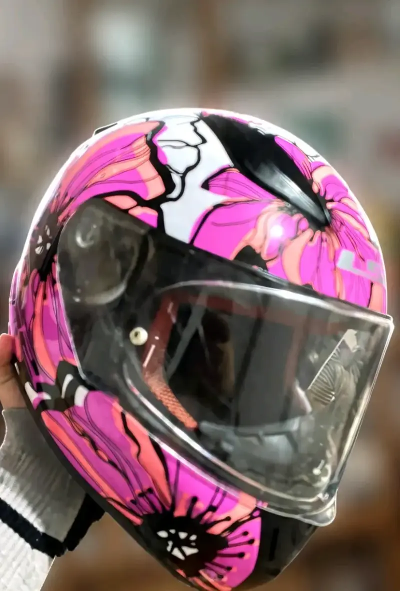 Casco de moto LS2 con diseño floral - 2