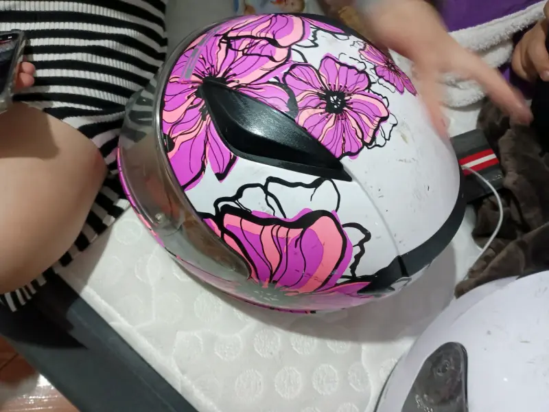 Casco de moto LS2 con diseño floral - 3