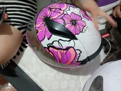 Casco de moto LS2 con diseño floral - miniatura 3