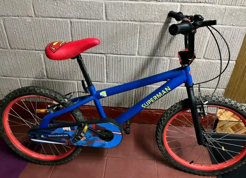 Bicicleta infantil Superman azul y roja - 2