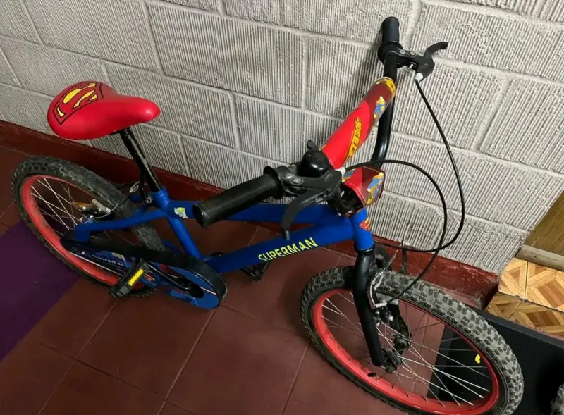 Bicicleta infantil Superman azul y roja - 3