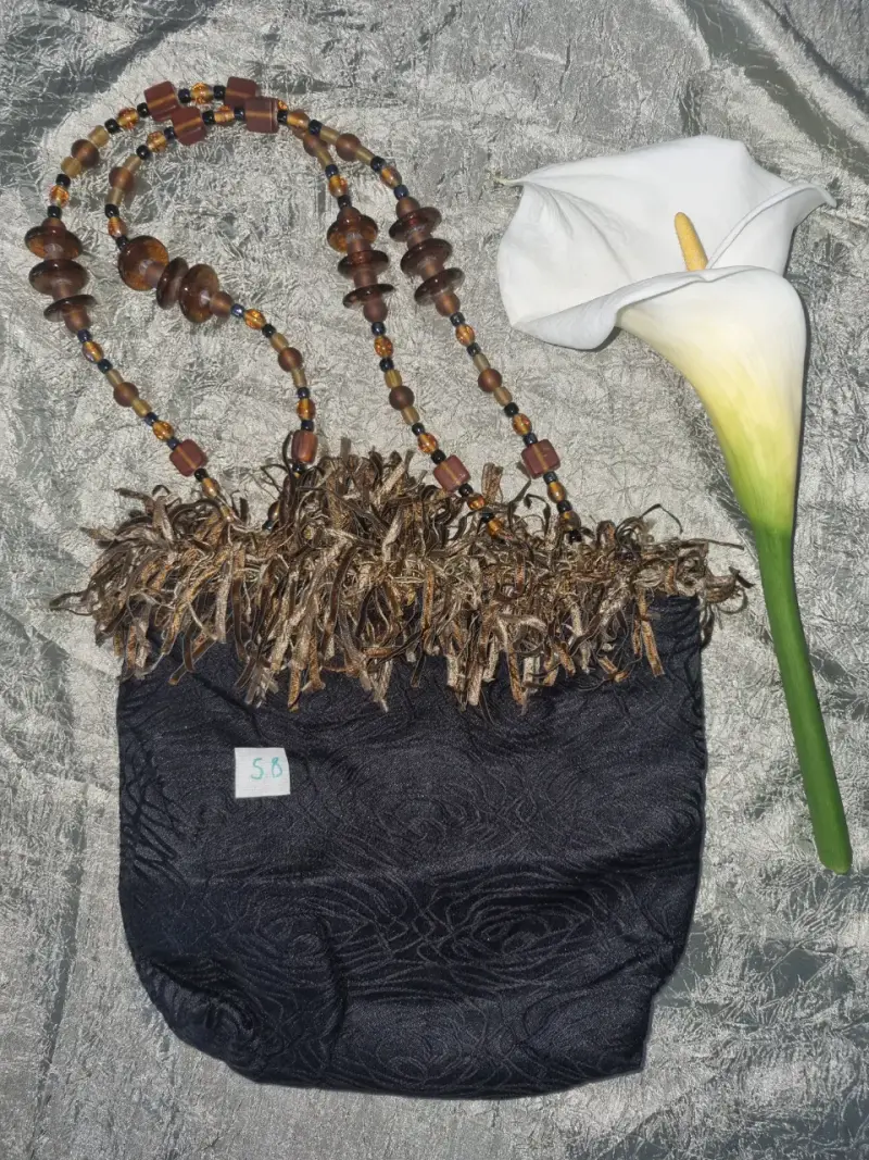 Cartera de hombro con detalles elegantes.