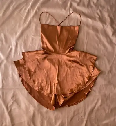 Vestido corto tipo short con tirantes - miniatura 1