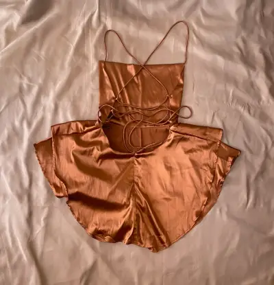 Vestido corto tipo short con tirantes - miniatura 2