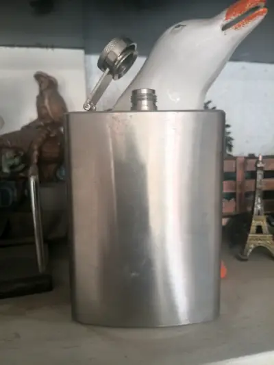 Petaca de acero inoxidable con tapa segura - miniatura 1