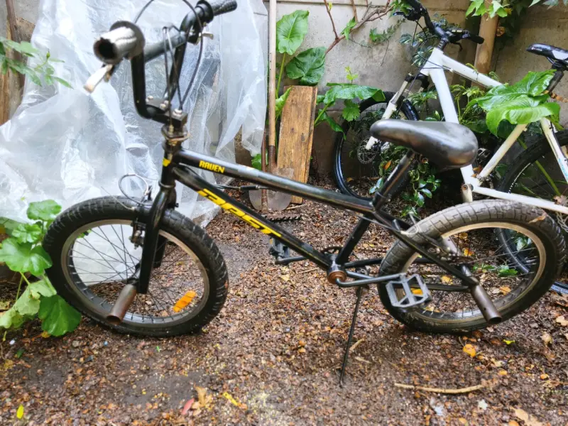 Bicicleta BMX Raven negra usada