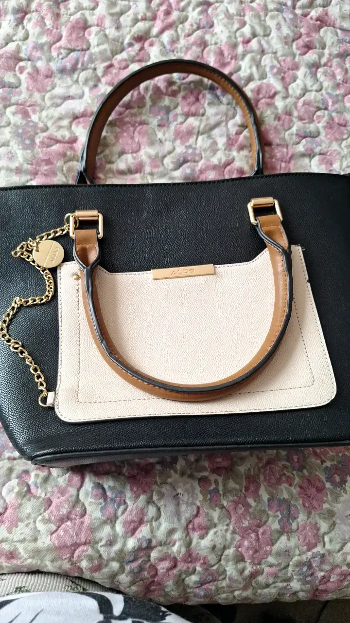 Cartera Aldo bicolor con cadena decorativa - 2