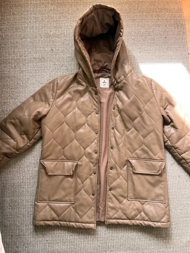 Chaqueta acolchada beige con capucha