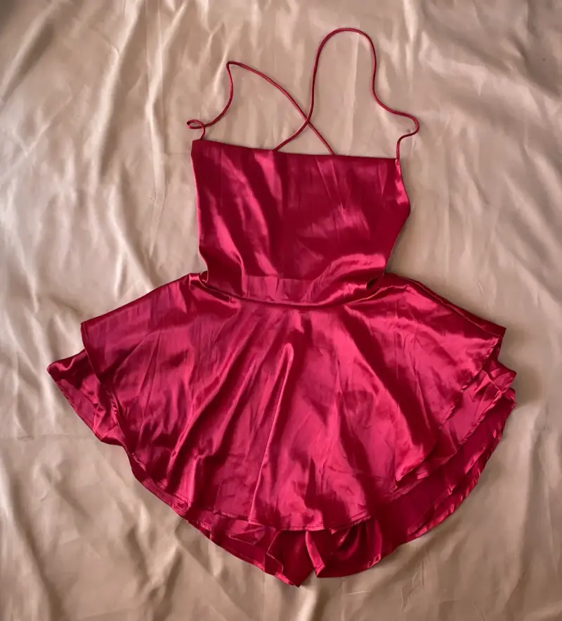 Vestido tipo short rojo con tirantes - 1