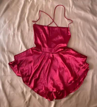 Vestido tipo short rojo con tirantes - miniatura 1