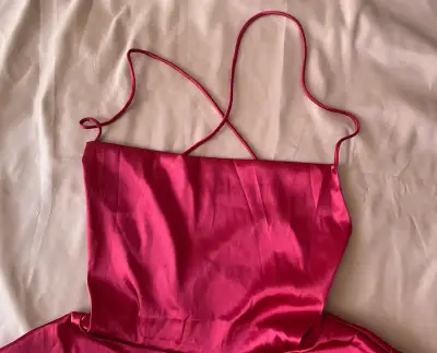 Vestido tipo short rojo con tirantes - miniatura 2