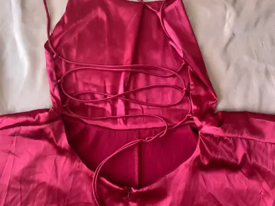 Vestido tipo short rojo con tirantes - miniatura 4