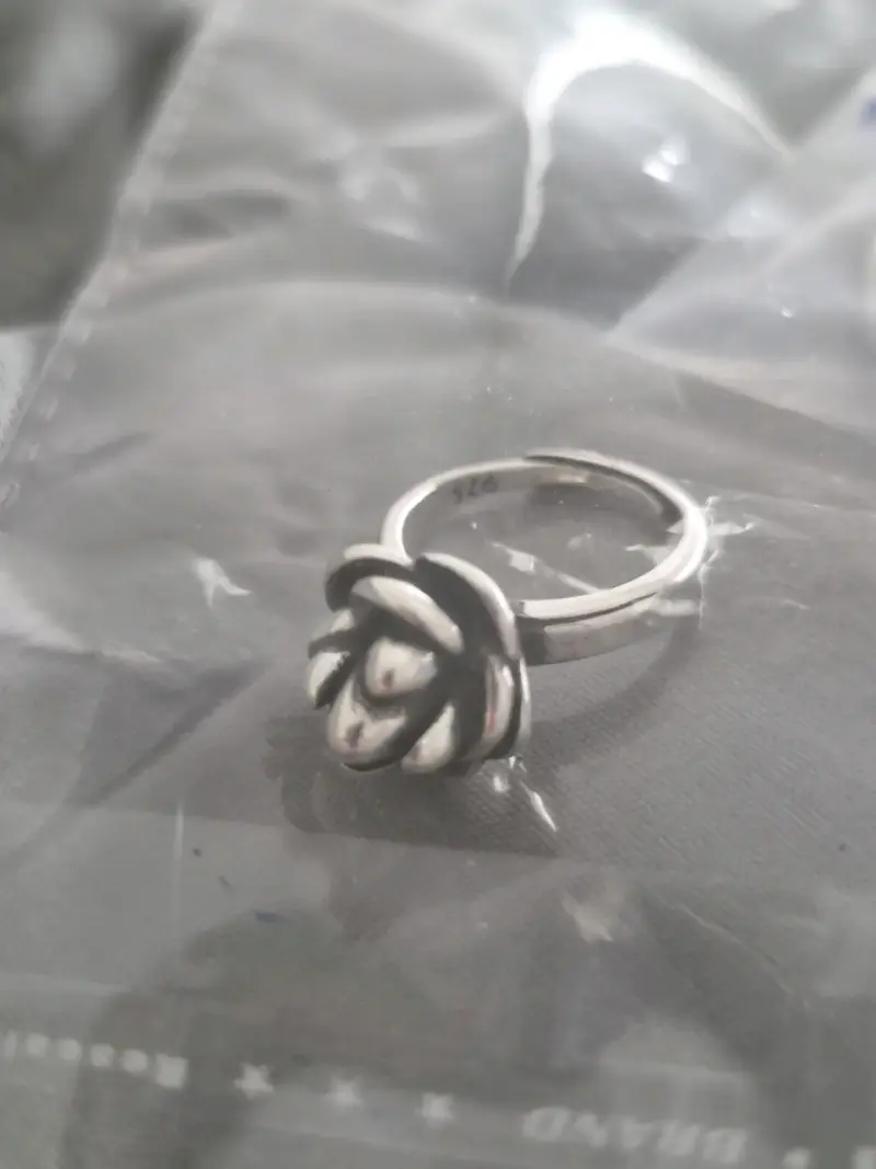 Anillo de plata con diseño de rosa - 1