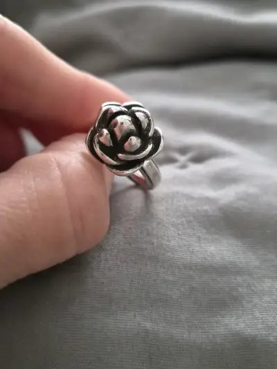 Anillo de plata con diseño de rosa - miniatura 2