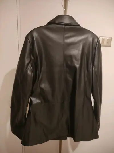 Blazer de cuero sintético negro para mujer - miniatura 4