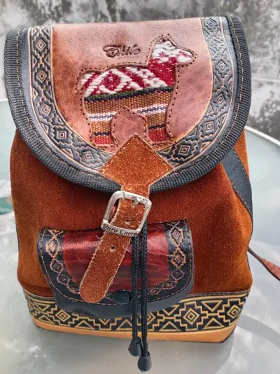 Mochila artesanal de cuero y gamusa diseño chileno - miniatura 1