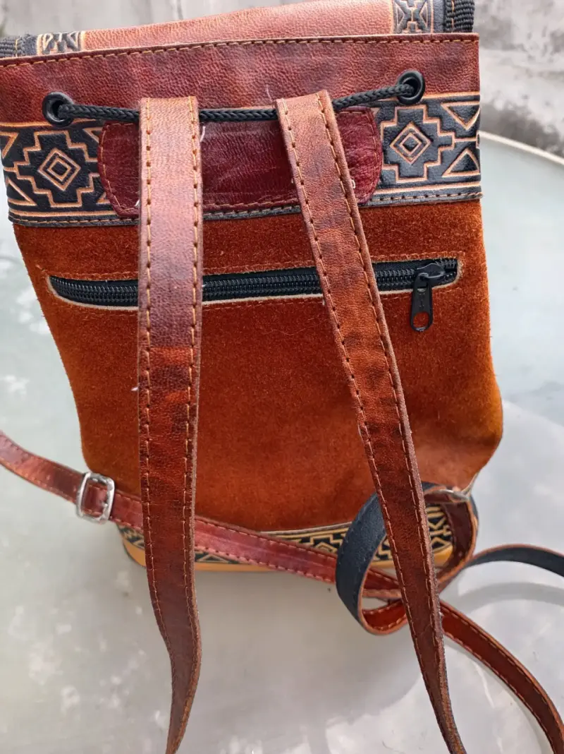 Mochila artesanal de cuero y gamusa diseño chileno - 2