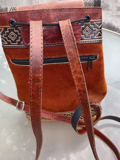 Mochila artesanal de cuero y gamusa diseño chileno - miniatura 2
