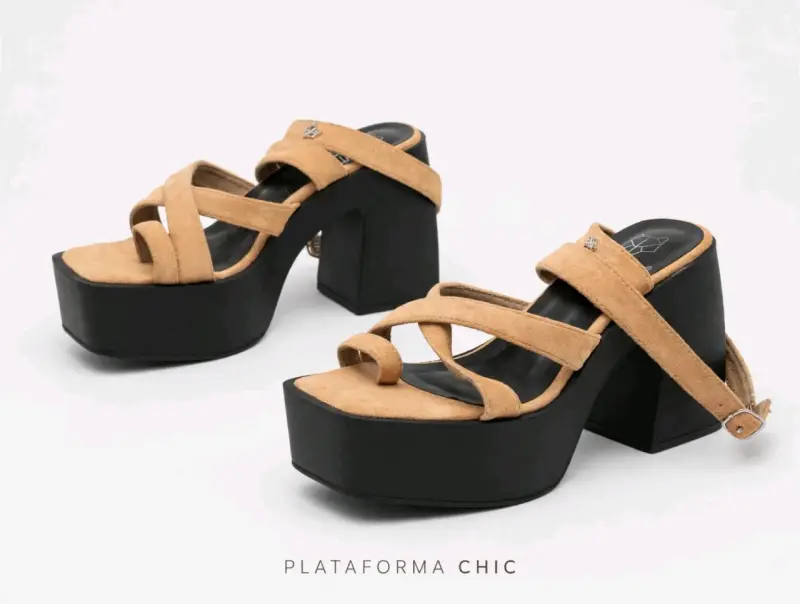 Sandalias de plataforma beige con tacón alto - 1