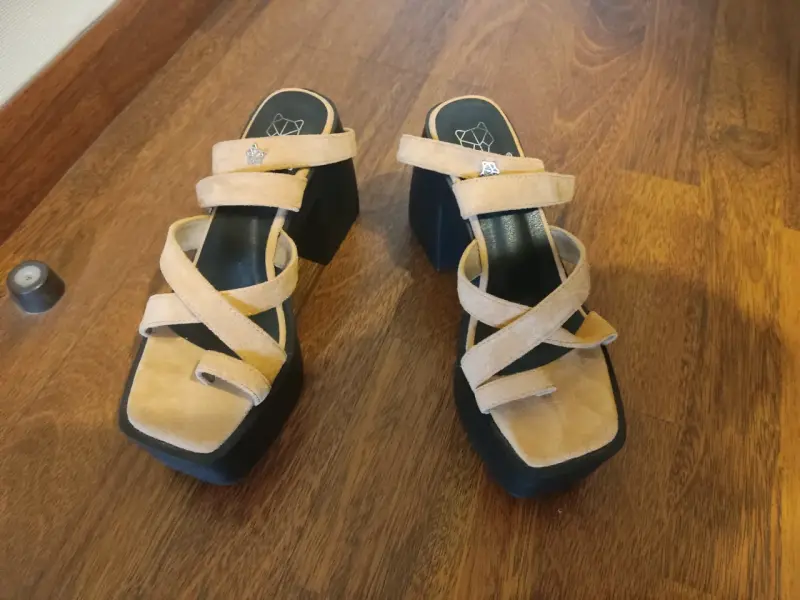 Sandalias de plataforma beige con tacón alto - 2