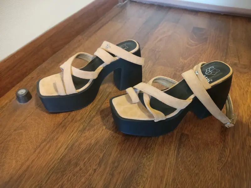 Sandalias de plataforma beige con tacón alto - 3