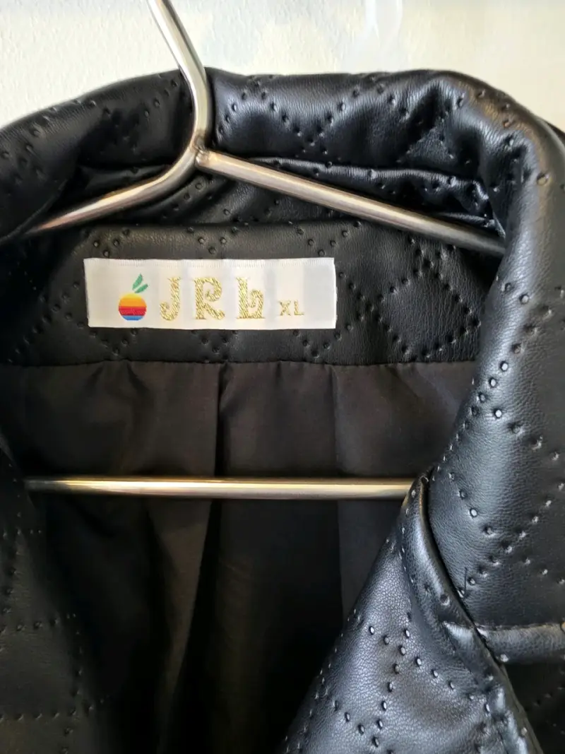 Chaqueta de cuero sintético negra diseño acolch - 2