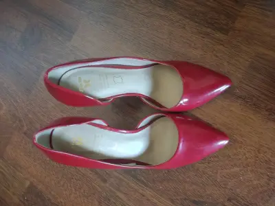 Zapatos de tacón alto rojos de cuero para mujer - miniatura 1