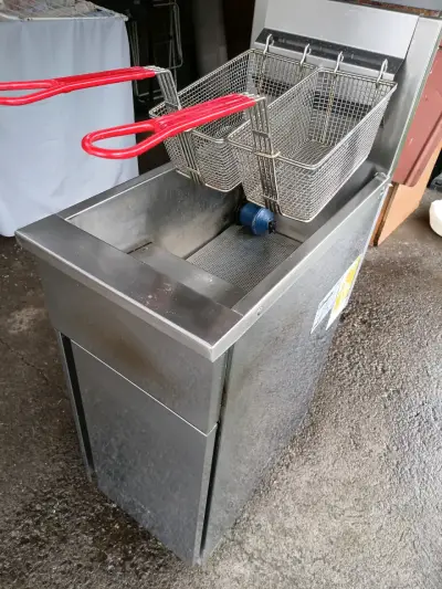 Freidora industrial de acero inoxidable con canastas - miniatura 3