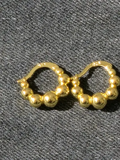 Aros plata 925 color dorado con diseño de esferas - miniatura 1