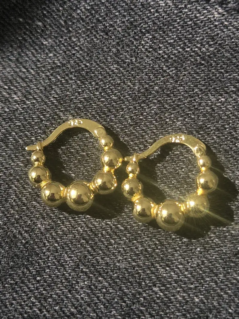 Aros plata 925 color dorado con diseño de esferas - 2