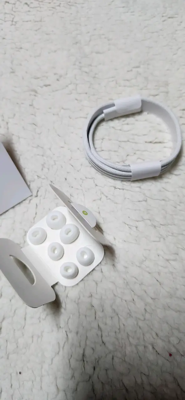 Apple AirPods Pro 2da Generación con Estuche de Carga - 2
