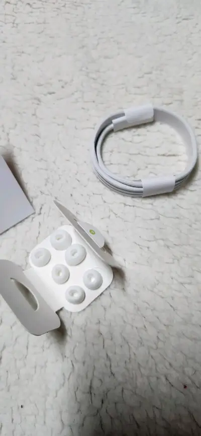 Apple AirPods Pro 2da Generación con Estuche de Carga - miniatura 2