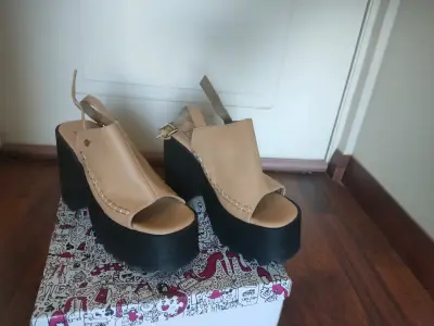 Sandalias de plataforma beige con tacón alto - miniatura 1