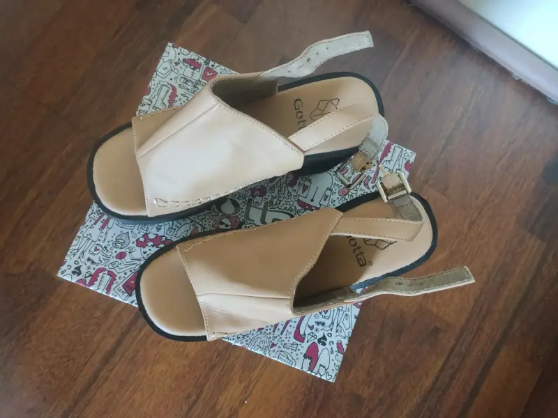 Sandalias de plataforma beige con tacón alto - 2