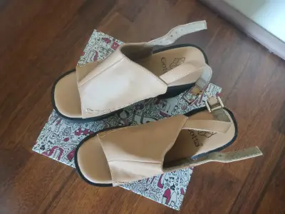 Sandalias de plataforma beige con tacón alto - miniatura 3