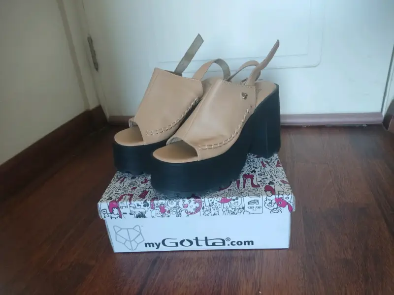 Sandalias de plataforma beige con tacón alto - 4