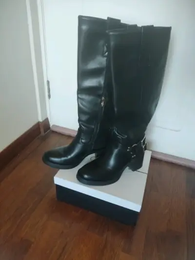 Botas de cuero negras con tacón alto - miniatura 1