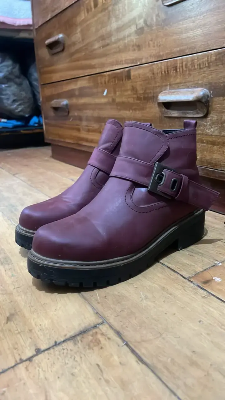 Botines de cuero burdeos con hebilla todopiel