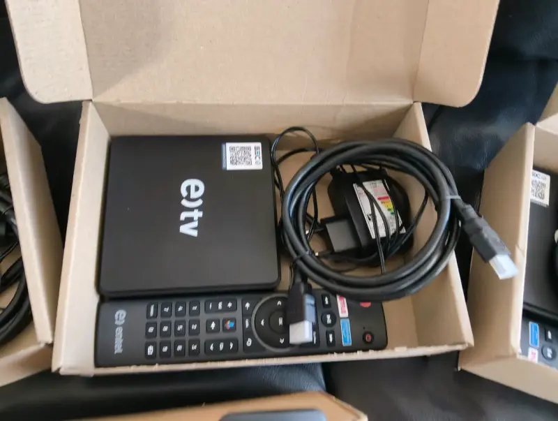 Decodificador de TV e)tv con control remoto