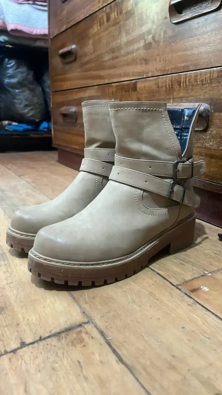 Botines de cuero beige con hebilla todopiel